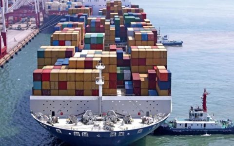 跨境电商圈有一句名言：七分靠选品，三分靠运营，足以看出这两点对卖家的重要性，但最近频发的“货代暴雷”事件令卖家警醒，“跨境物流”成为了近期卖家茶余饭后的闲谈。     01 频频暴雷，防火防盗防不良货代  “近日深圳某货代公司因资金链断裂产生了额外滞港费，最终让客户筹集资金来提取滞留港口货物”的事件传遍跨境圈，事件结局为公司发布了破产通知书后便消失得无影无踪。  ▲让客户众筹资金清关的深圳某货代公